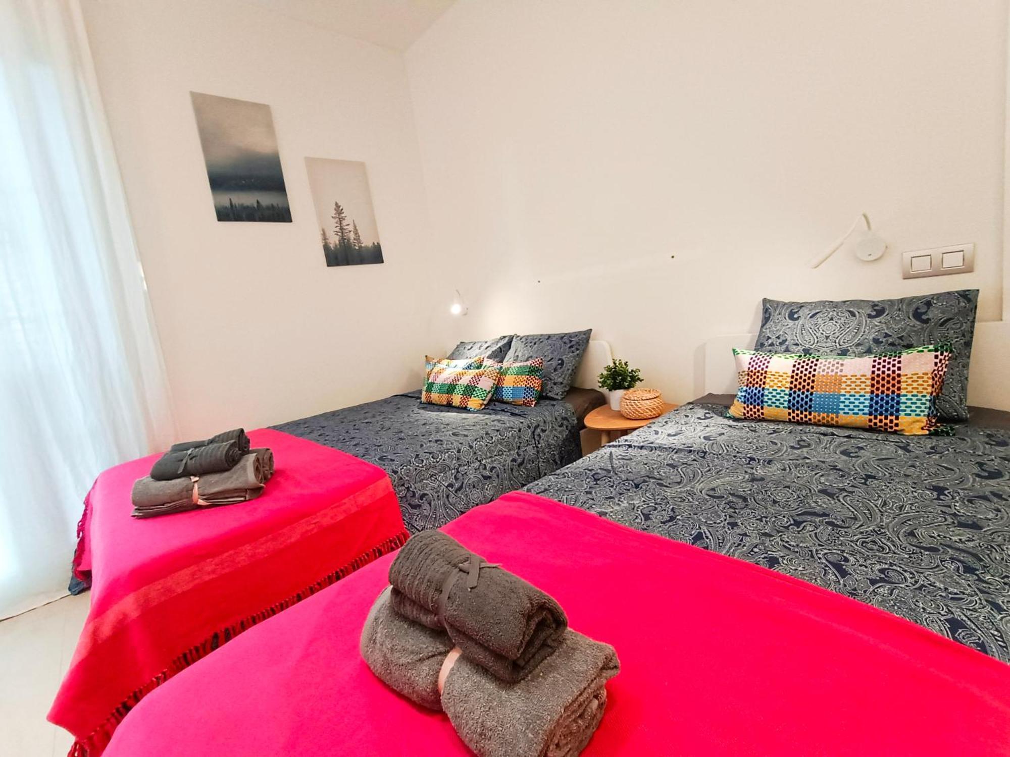 Private Rooms By Plaza Universidad Barcelona Exterior foto