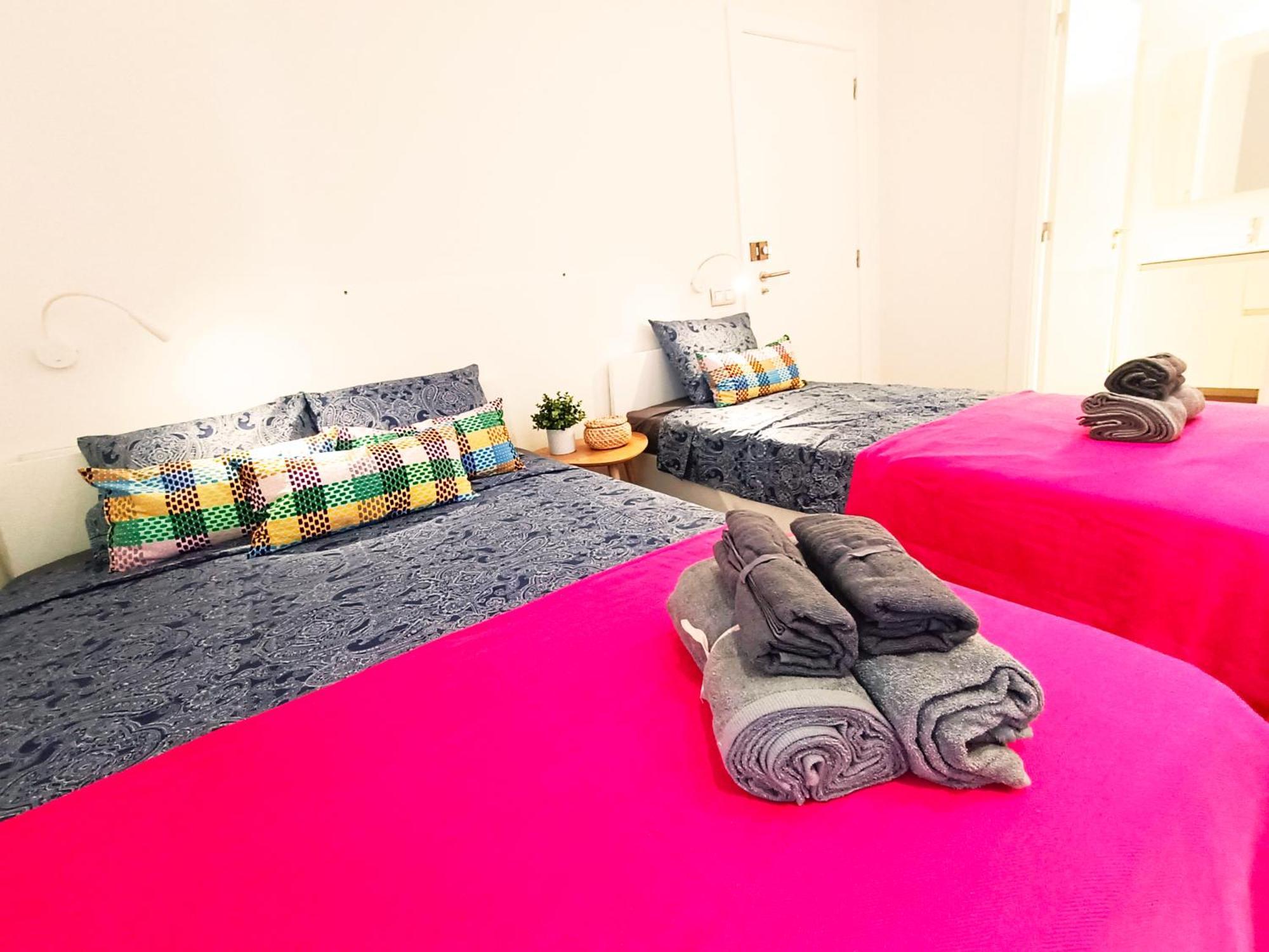 Private Rooms By Plaza Universidad Barcelona Exterior foto